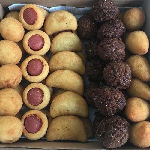 Bolinha de Queijo, Enroladinho de Salsicha, Rissole, Quibe e Coxinha